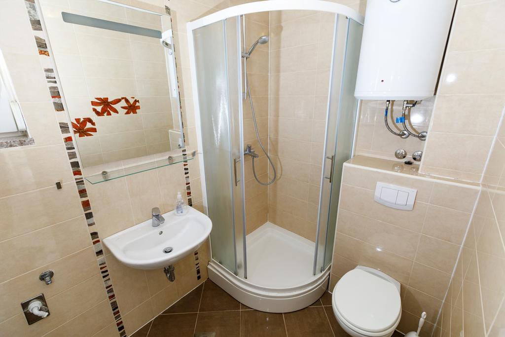 Apartments Sara & Nina Оміш Екстер'єр фото