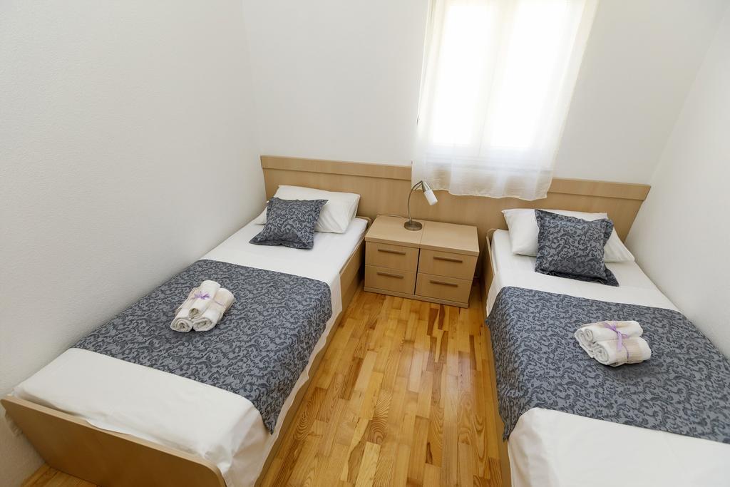 Apartments Sara & Nina Оміш Екстер'єр фото