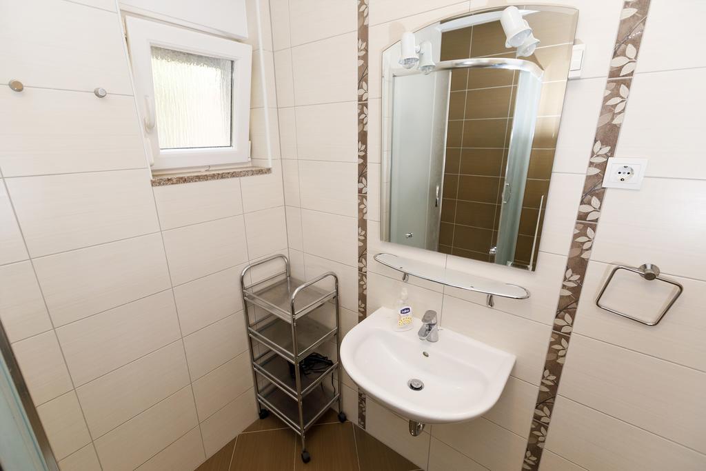 Apartments Sara & Nina Оміш Екстер'єр фото