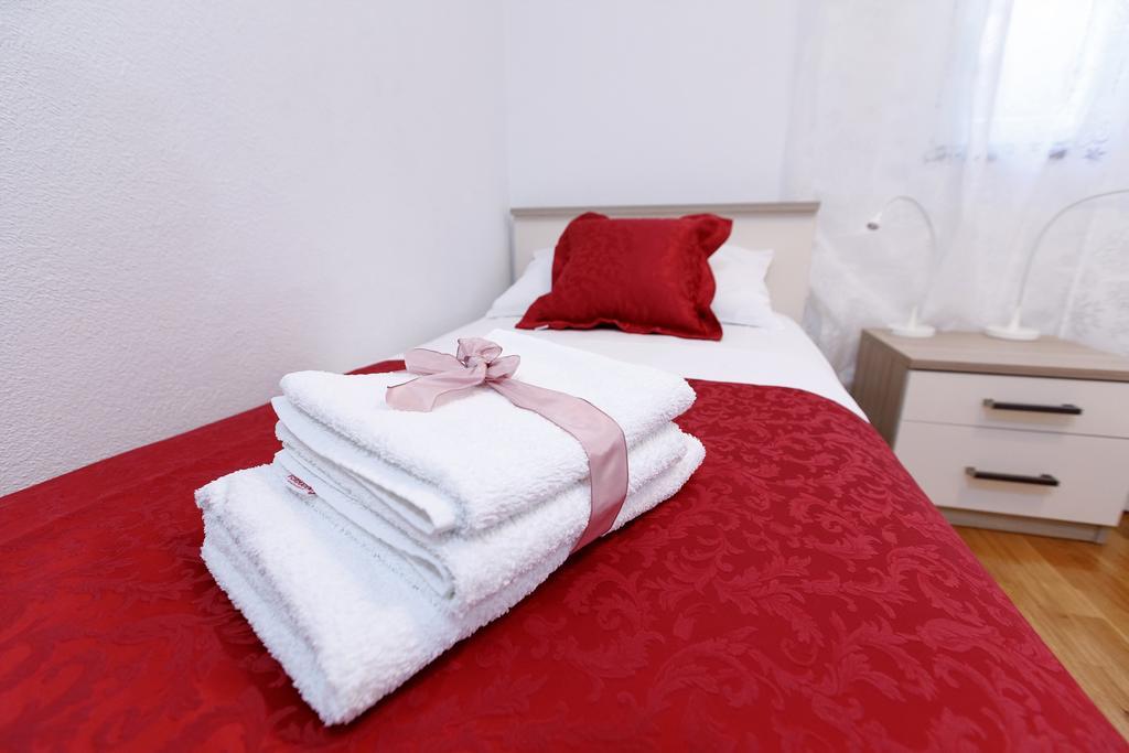 Apartments Sara & Nina Оміш Екстер'єр фото